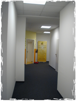 Wegweiser_Apolloniahaus_Eingangstür_Flur_web Wegweiser_Apolloniahaus_Eingangstür_Flur_web